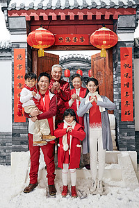 春节聚会兴奋快乐家庭过新年图片