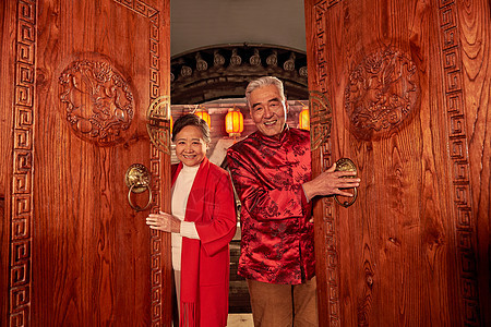 老年男人两个人亚洲老年夫妇过新年图片