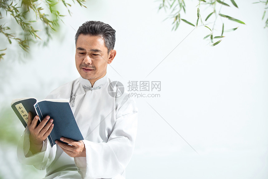 穿着唐装长袍的中年男人看书图片