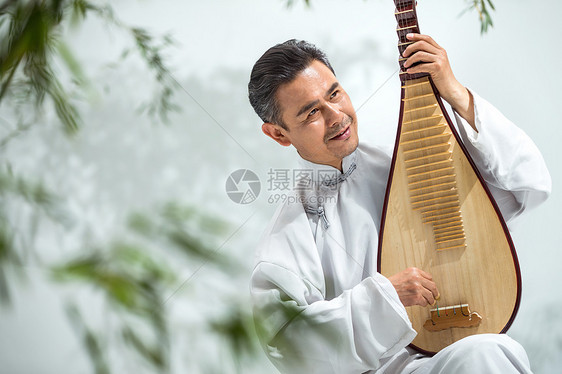 成就音乐复古男艺术家在弹琵琶图片