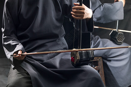 传统文化中年人男人男艺术家在拉二胡背景图片