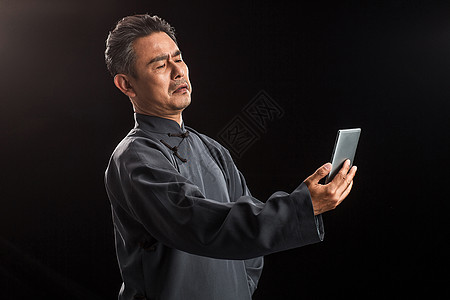 民国时期东方长袍复古中老年男人看手机图片
