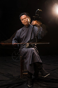 音乐创作50多岁男艺术家在拉二胡图片