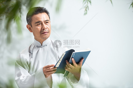 唐装中老年男人看书图片