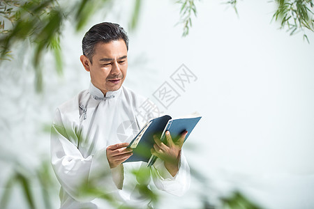 唐装中老年男人看书图片