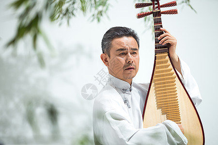 古装男传统半身像能力男艺术家在弹琵琶背景