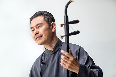 弦乐器技能古典式男艺术家在拉二胡图片