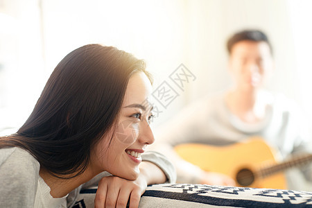 家居夫妇两个人幸福的青年女人图片