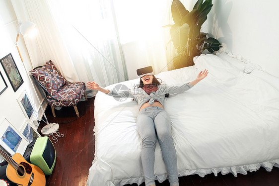 卧室无忧无虑3d眼镜青年女人在室内玩耍图片