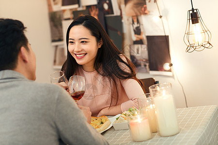 休闲生活青年男人男人青年情侣吃晚饭图片