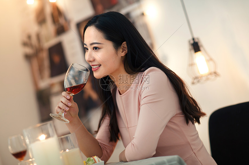 起居室舒适时尚青年女人吃晚餐图片