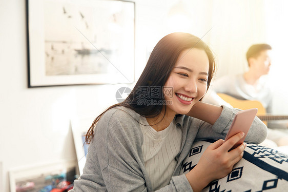 男人沟通互联网青年女人看手机图片
