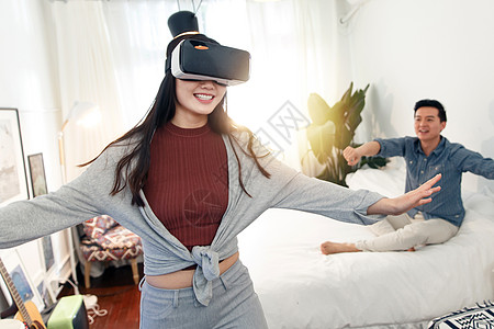 互联网科技家居快乐情侣在室内玩耍图片