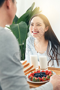 草莓牛奶青年男子给女朋友拿早餐背景