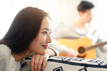 女朋友起居室微笑幸福的青年女人图片