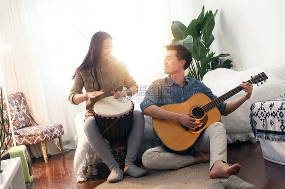 精力音乐彩色图片快乐情侣在家演奏乐器图片