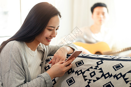 网络发短信青年女人看手机图片