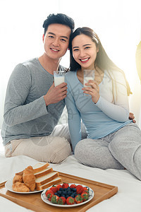 浪漫青年情侣吃早餐图片