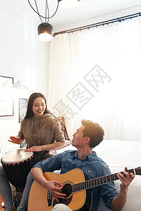 家居关爱浪漫快乐情侣在家演奏乐器图片
