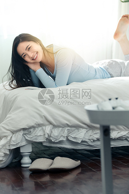 舒适住房起居室快乐的青年女人图片