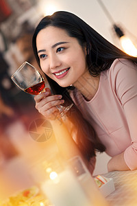 红酒快乐东亚青年女人吃晚餐图片
