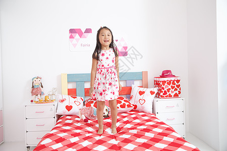 东亚活力5到6岁可爱的小女孩在卧室玩耍图片