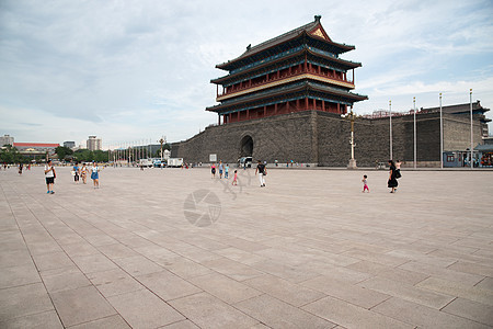 游客古老的远古的北京前门城楼图片