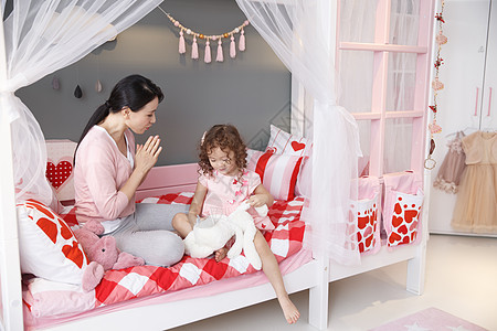 儿童房华贵彩色图片可爱的小女孩和妈妈在卧室玩耍图片