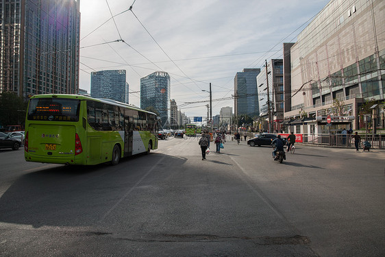 北京市区的街道和建筑物图片