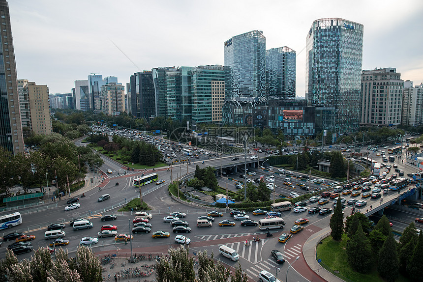 北京市区的街道和建筑物图片