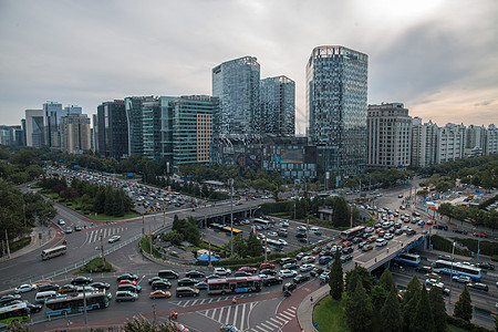 北京市区的街道和建筑物图片