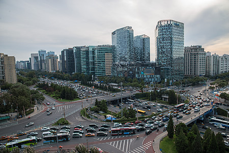 北京市区的街道和建筑物图片