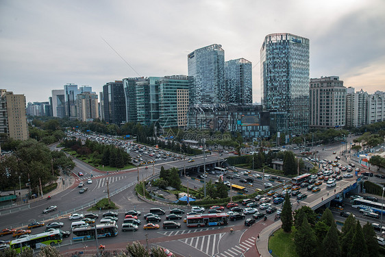 北京市区的街道和建筑物图片