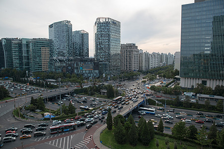 北京市区的街道和建筑物图片