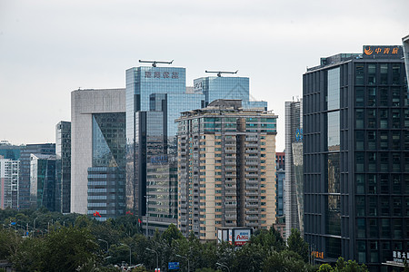 北京市区的街道和建筑物图片
