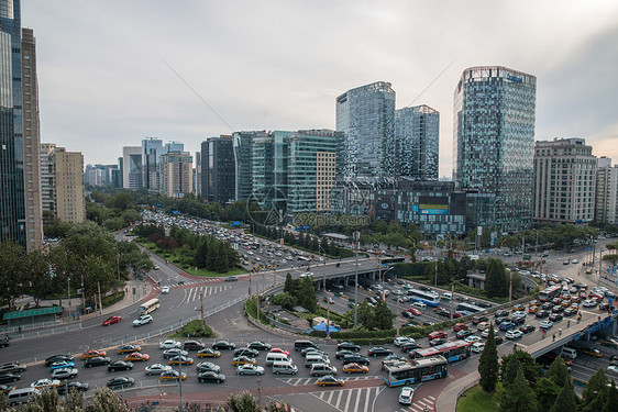 北京市区的街道和建筑物图片