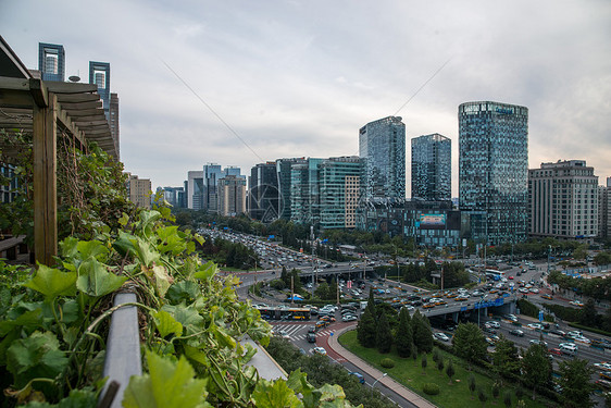 北京市区的街道和建筑物图片