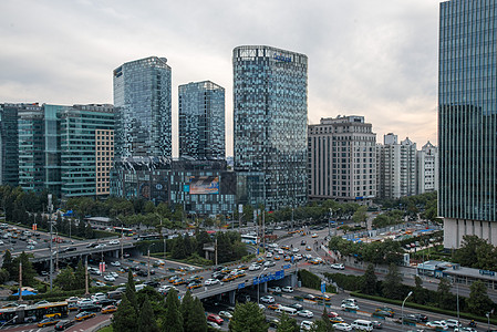 北京市区的街道和建筑物图片