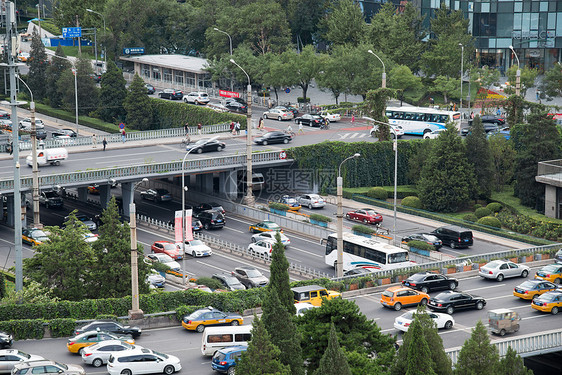 北京市区的街道和建筑物图片