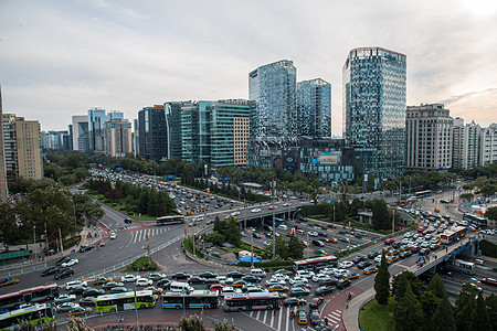 北京市区的街道和建筑物图片