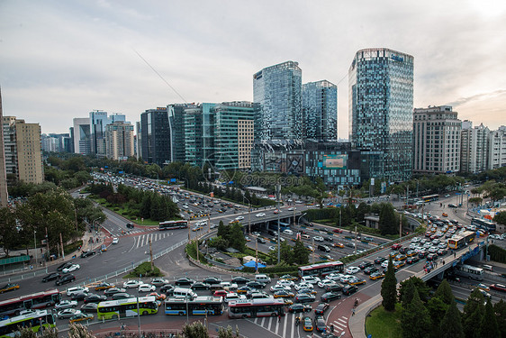 北京市区的街道和建筑物图片