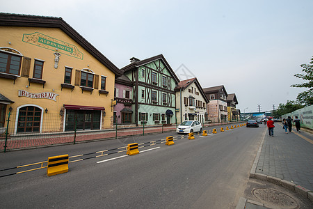 度假小镇招牌彩色图片建筑特色北京通惠小镇酒吧街背景