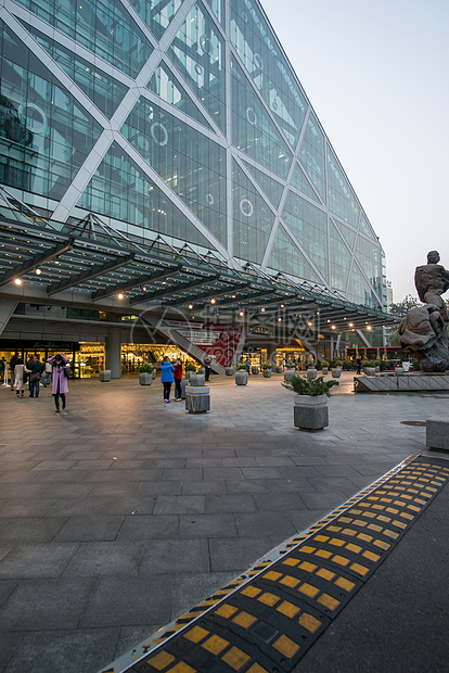 旅游垂直构图黄昏北京侨福芳草地大厦图片