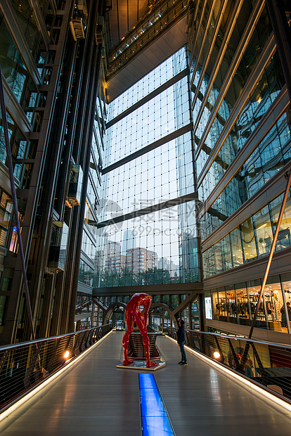 黄昏商业区建筑特色北京侨福芳草地大厦