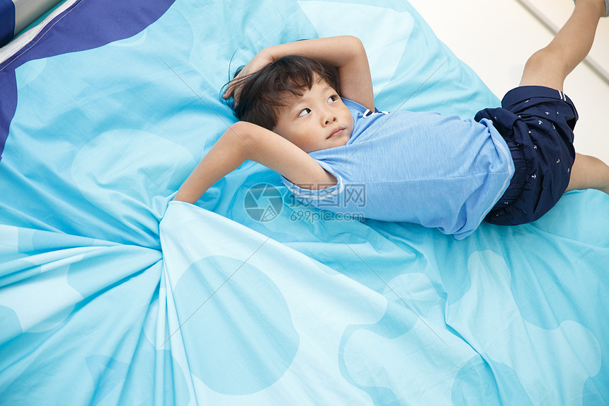 仅一个男孩摄影4岁到5岁可爱的小男孩在床上玩耍图片