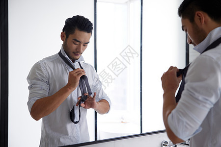 高端优质对着镜子打领带图片