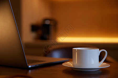 办公桌上的咖啡杯和笔记本电脑图片
