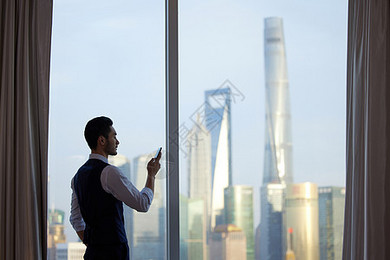 站在窗边打电话的成熟男性背影立即下载穿着得体的成功人士背影形象