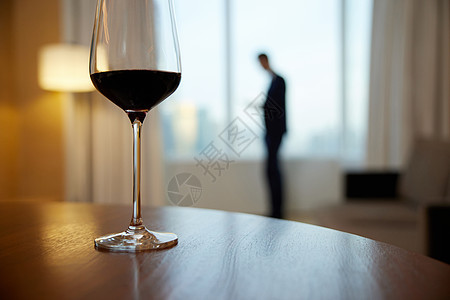 桌子上的红酒和男士剪影图片