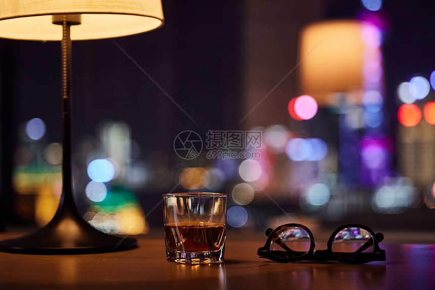 夜晚窗前摆放的酒杯和眼镜图片